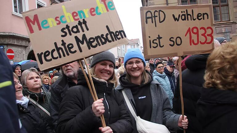 Zwei Demo-Teilnehmerinnen mit Schildern am Rathausplatz. Zwei Demo-Teilnehmerinnen mit Schildern am Rathausplatz.