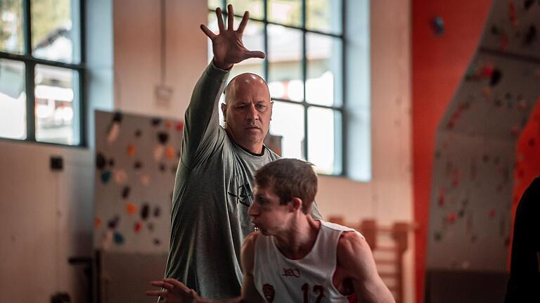 Wucherer macht im Training schon auch noch mit, hier im Zweikampf mit Skyler Bowlin.