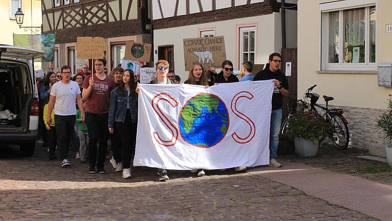 Fridays for Future: Rund 600 Menschen haben am 20. September in Lohr für mehr Klimaschutz demonstriert. Einer von ihnen war Leon Bätz (links im weißen T-Shirt). Der 19-Jährige organisiert mit anderen Jugendlichen die neue Klimademo am Freitag, 29. November.