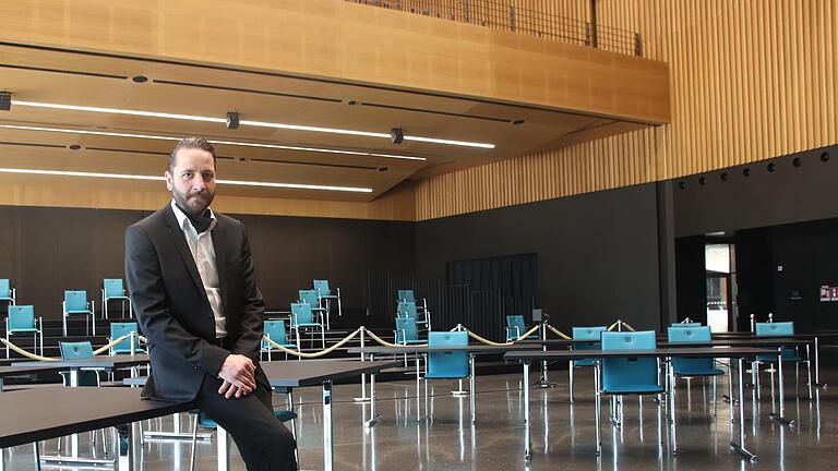 Kulturamtsleiter Thorsten Funck in der Lohrer Stadthalle Lohr, die für die Stadtratssitzung auf Abstand bestuhlt ist.