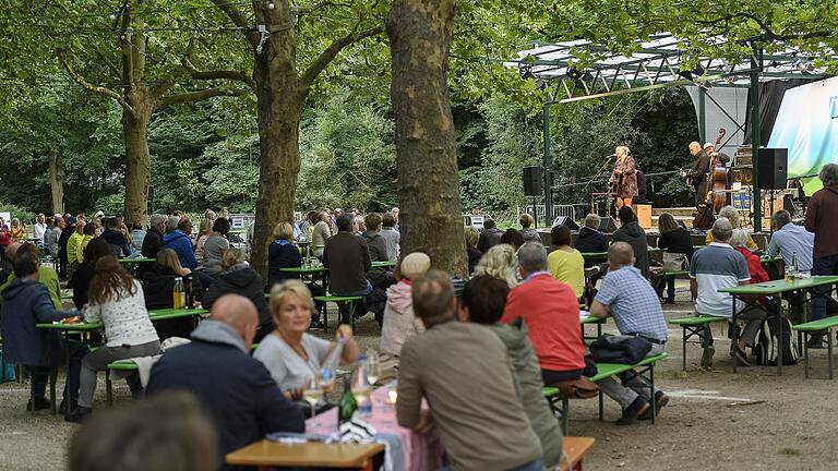 Rückblick auf das Vorjahr: Beim letzten Abend des Volkacher Kabarett Sommer 2020 erlebten die Gäste ein tolles Finale mit Claudia Koreck .