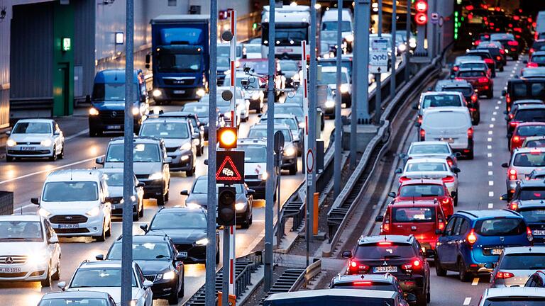 Stau       -  Häufiger Anblick: Autos stehen am Mittleren Ring im Stau.