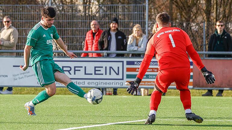 Fabio Montedoro (links) vom SV Kürnach vor Giebelstadts Torhüter Patrick Fuchs.