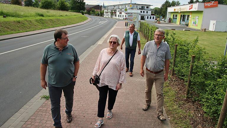 Beeindruckt zeigte sich die Delegation der UWG-Kreistagsfraktion mit Klara Schömig (vorne Mitte), Hans Fiederling (rechts) und stellvertretendem Landrat Alois Fischer (hinten) beim Informationsaustausch in Leinach mit Bürgermeister Arno Mager (links) von den in der Neuen Ortsmitte zwischen dem oberen und unteren Leinach entstandenen erforderlichen Infrastrukeinrichtungen zur Daseinsvorsorge durch Dorfladen, Seniorenwohnanlage mit integrierter Tagespflege und Allgemeinarzt-Praxis und Leinachtalhalle (im Hintergrund). Beeindruckt zeigte sich die Delegation der UWG-Kreistagsfraktion mit Klara Schömig (vorne Mitte), Hans Fiederling (rechts) und stellvertretendem Landrat Alois Fischer (hinten) beim Informationsaustausch in Leinach mit Bürgermeister Arno Mager (links) von den in der Neuen Ortsmitte zwischen dem oberen und unteren Leinach entstandenen erforderlichen Infrastrukeinrichtungen zur Daseinsvorsorge durch Dorfladen, Seniorenwohnanlage mit integrierter Tagespflege und Allgemeinarzt-Praxis und Leinachtalhalle (im Hintergrund).