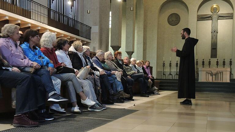 Im Chorgestühl der Abteikirche: Benediktinermönch Bruder Josef erklärt das Klosterleben.