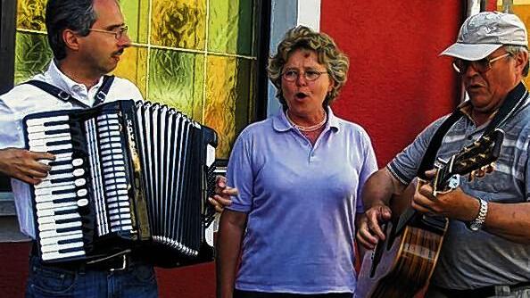 Das Wandern ist des Müllers Lust: Welches Lied würde besser passen zur Tour de Glos mit dem gelernten Müllermeister Michael Glos. Frank Cybulski, Renate und Winfried Vierengel sind die Band der Tour und für Musik und Stimmung zuständig.