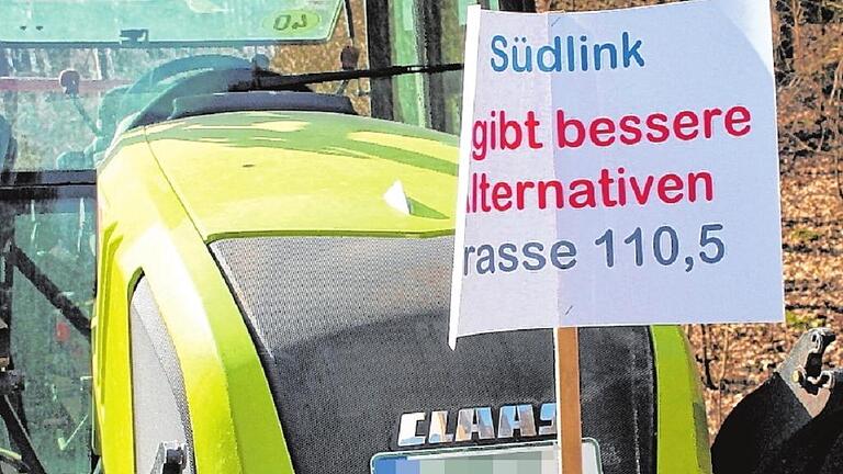 &bdquo;Es gibt bessere Alternativen&ldquo;: Auch die Traktoren waren mit Protestschildern bestückt.