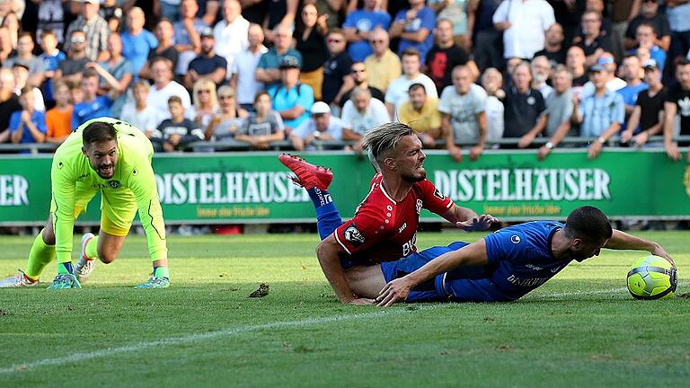 Fußball, Totopokal, Würzburger FV - FC Würzburger Kickers       -  Eine Schlüsselszene des Spiels: WFV-Spieler Andreas Bauer (rechts) hat Kickersstürmer Orhan Ademi im Strafraum von den Beinen geholt, WFV-Keeper Andreas Binner (links) war bereits geschlagen. Die Folge: Rot für Bauer, Strafstoß für die Kickers. Diesen verwandelte der gefoulte Ademi zur 1:0-Führung für den Drittligisten.