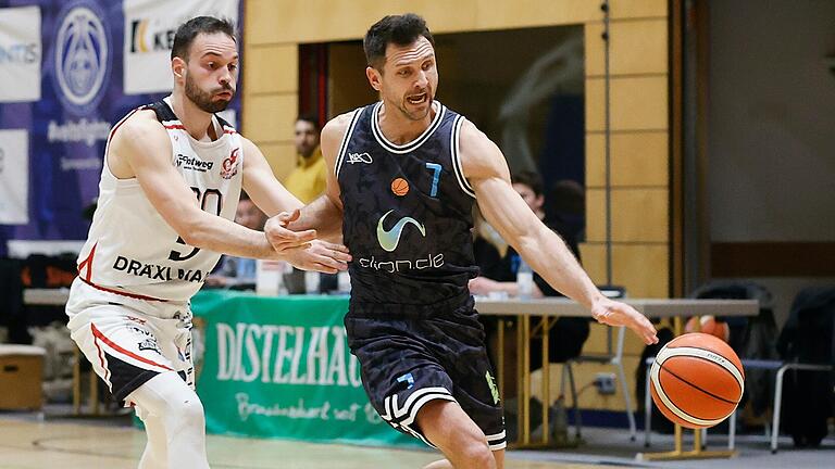 Christian Gabold (links) von der TG SPRINTIS Veitshöchheim hält Mario Petric von den Baskets Vilsbiburg von Ball fern.