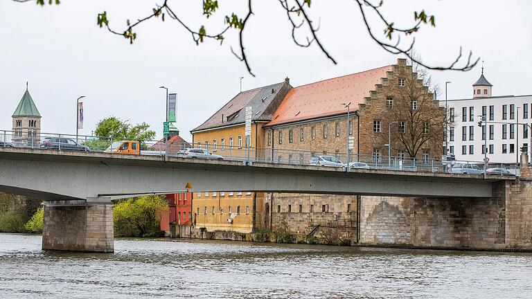 Blick auf die Maxbrücke und den Anschluss am Auflager neben der Spinnmühle. Bei einer neuen Brücke müsste hier aus Sicht mancher Experten erheblich investiert werden.