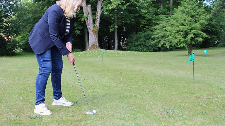 Kurdirektorin Andrea Schallenkammer versucht sich am Putting Green des neuen Naturgolfplatzes im Staatsbad Bad Brückenau. - Kurdirektorin Andrea Schallenkammer versucht sich am Putting Green des neuen Naturgolfplatzes im Staatsbad Bad Brückenau. Kurdirektorin Andrea Schallenkammer versucht sich am Putting Green des neuen Naturgolfplatzes im Staatsbad Bad Brückenau. - Kurdirektorin Andrea Schallenkammer versucht sich am Putting Green des neuen Naturgolfplatzes im Staatsbad Bad Brückenau.