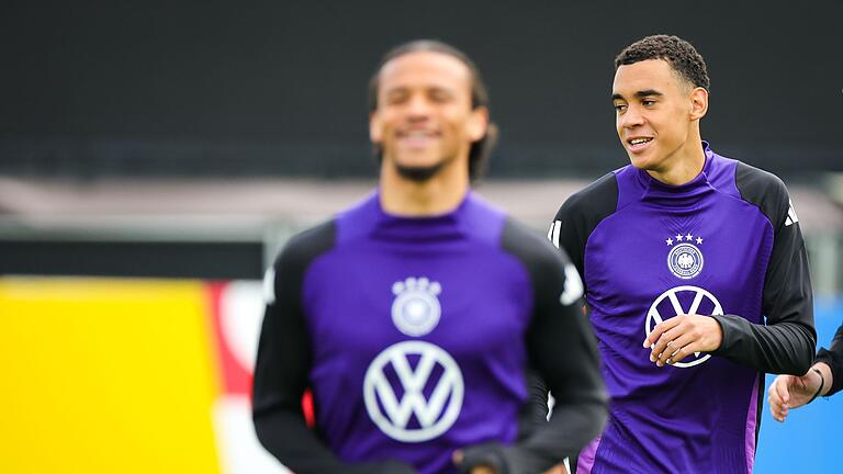 Euro 2024: Training Nationalmannschaft       -  Jamal Musiala (r) und Leroy Sané haben sich im Schach duelliert.