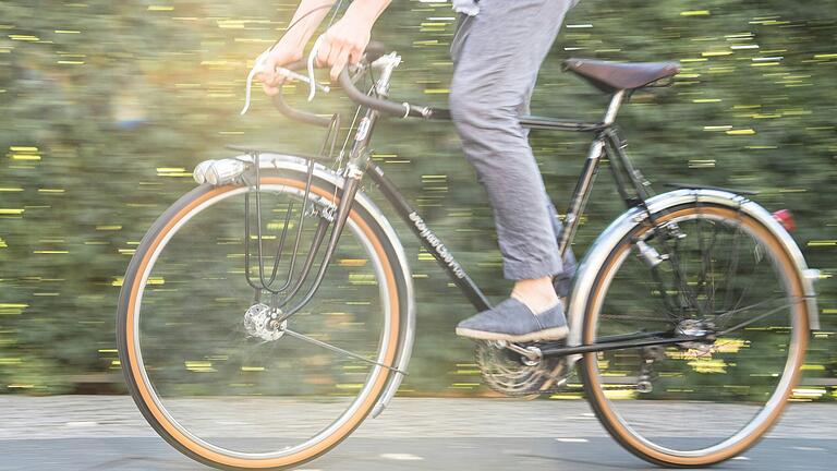 Weil ein Radler auf der Straße statt auf dem Radweg fuhr, suchte ein Autofahrer die Konfrontation.