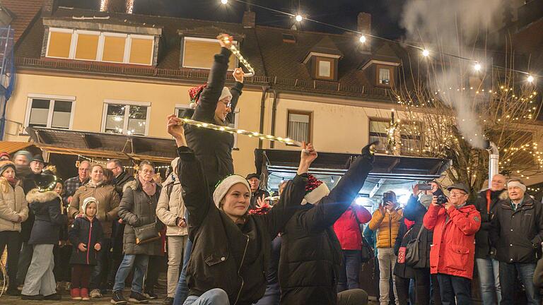 Beim ersten Gemündener Adventszauber unterhielten die Kinder und Jugendlichen der Volkstanzgruppe die Anwesenden mit weihnachtlichen Lichtertänzen. Beim ersten Gemündener Adventszauber unterhielten die Kinder und Jugendlichen der Volkstanzgruppe die Anwesenden mit weihnachtlichen Lichtertänzen.