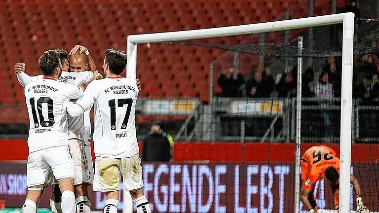 Fussball, 2. Bundesliga, 1. FC Nürnberg - FC Würzburger Kickers       -  Glücksmoment der Würzburger Kickers: Nejmeddin Daghfous (links), Elia Soriano (Zweiter von links) und Sascha Traut feiern Torschütze David Pisot (Dritter von links), der die Gäste per Foulelfmeter mit 2:1 in Führung gebracht hat. Rechts holt Nürnbergs Keeper Thorsten Kirschbaum die Kugel aus den Maschen.