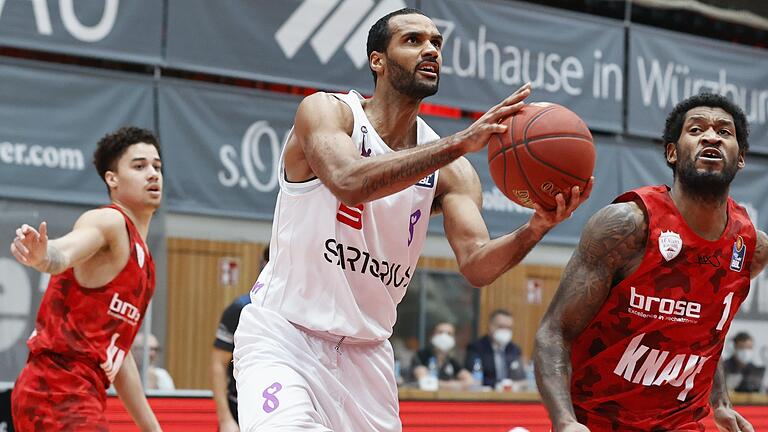 Die Würzburger Joshua Obiesie (links) und Neuzugang Perry Jones III. bei der 82:87-Niederlage gegen Göttingen (Akeem Vargas am Ball).