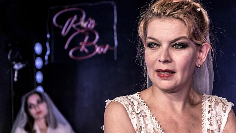 Theater Werkstatt Würzburg Premiere 'Rio Bar' mit den Darstellerinnen Adeliya Sagitova und Michelle Neise