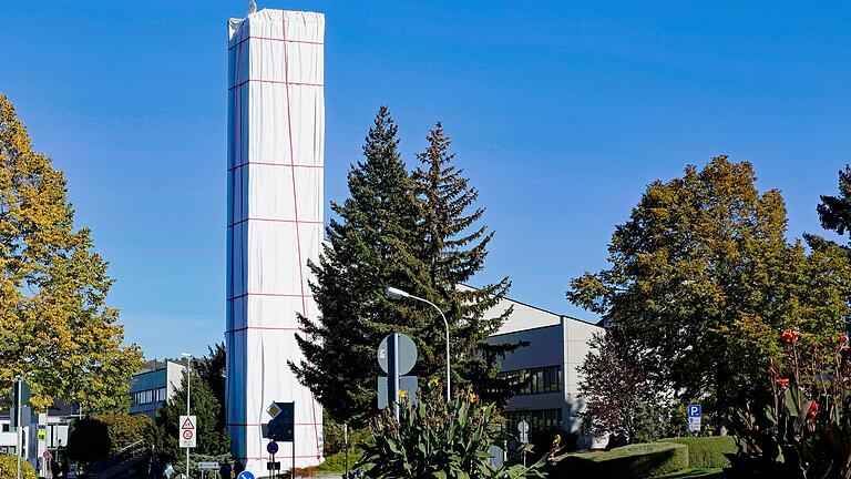 Christo-Kunstaktion: Schüler des Karlstadter Gymnasiums verhüllen am Samstag mit der Hilfe von professionellen Höhenarbeiter den Kirchturm 'Zur Heiligen Familie' in Karlstadt.&nbsp;