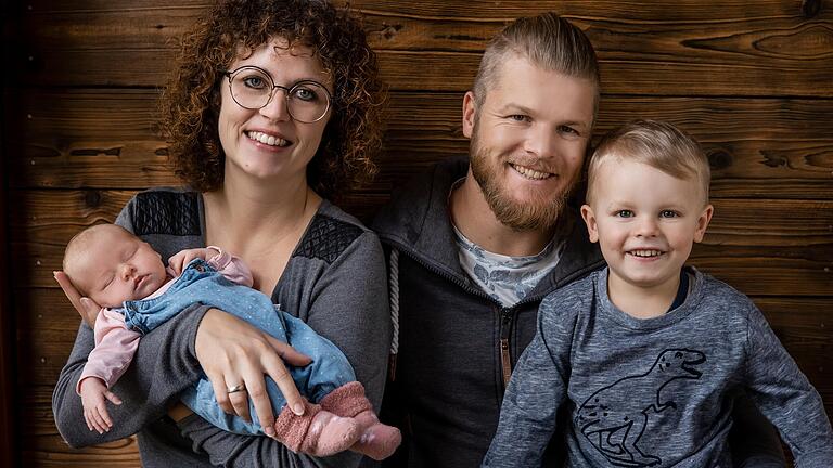 Emma, hier mit Bruder Anton und ihren Eltern Ramona und Tim Bömmel aus Hohenroth, ist nur eines der zuletzt erschienenen Neugeborenen aus dem Landkreis Rhön-Grabfeld.