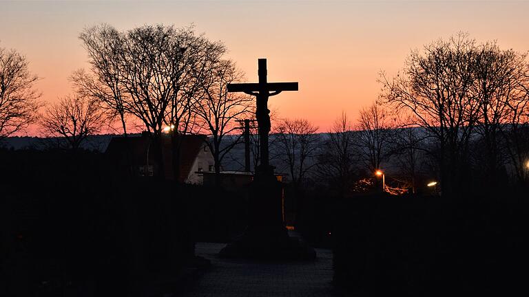 Auf den Friedhöfen der Gemeinde Steinfeld (im Bild der Steinfelder Friedhof) übernimmt das Bestattungsunternehmen Wiesner künftig die hoheitlichen Aufgaben; dazu gehört insbesondere das Öffnen und Schließen eines Grabes.