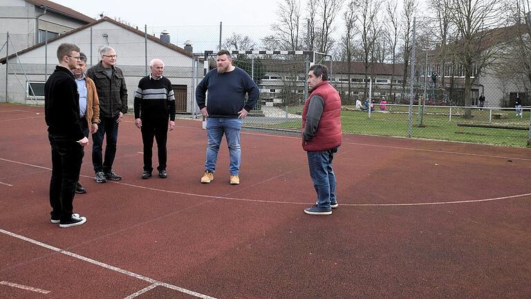 Das Kleinspielfeld müsste auch saniert werden. Die Mitglieder der Schulverbandsversammlung schauten sich vor Ort um.