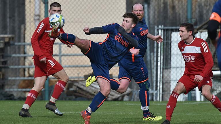 Paul Gütling (Mitte) von der SG Heustreu/Hollstadt spielt den Ball akrobatisch gegen&nbsp;Moritz Schlund (links) und Tobias Grimm vom&nbsp;FC Ober-/Mittelstreu.