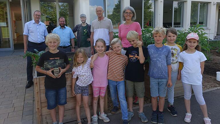 Im Bild hinten von links&nbsp; Joahnnes Sauer (Sparkasse), Steffen Malzer (Bürgermeister Ostheim), Julian Schröder (Acker e.V.), Johannes Kiep (AOK), Stephanie Urban (Schulleiterin); vorne: Schüler der 1. Klasse.