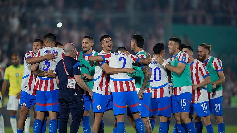 Paraguay - Brasilien       -  Paraguay feiert einen wichtigen Sieg gegen Brasilien.