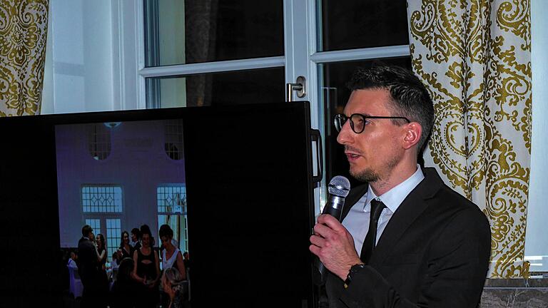 Bürgermeister Jan Marberg hielt ein kurzes Grußwort im Rahmen des zweiten Rhöner Winterballs.       -  Bürgermeister Jan Marberg hielt ein kurzes Grußwort im Rahmen des zweiten Rhöner Winterballs.