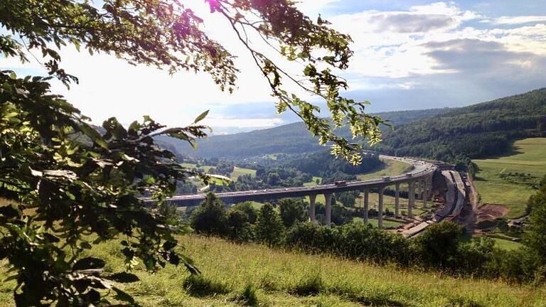 Spätestens seit 2013 weltberühmt: Die Rhönautobahn. Vor fünf Jahren wurde die alte Sinntalbrücke direkt neben dem Neubau gesprengt. Foto: Sebastian Schmitt       -  Spätestens seit 2013 weltberühmt: Die Rhönautobahn. Vor fünf Jahren wurde die alte Sinntalbrücke direkt neben dem Neubau gesprengt. Foto: Sebastian Schmitt