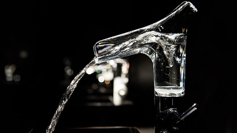 Symbolfoto: Wasser sprudelt aus einem gläsernen Wasserhahn.&nbsp;