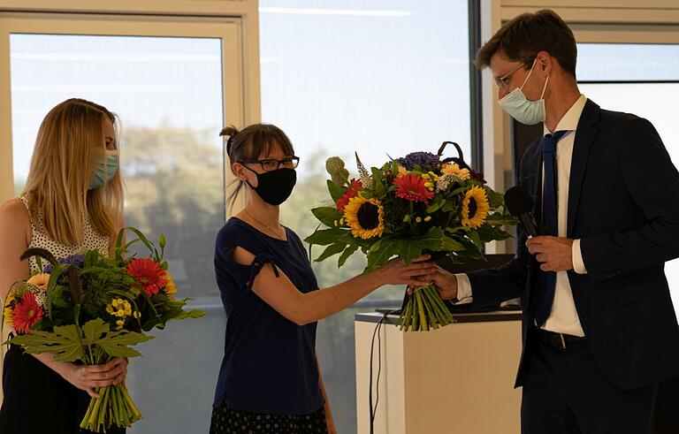 Prof. Dr. Patrick Meybohm dankte unter anderem stellvertretend zwei Assistenzärztinnen seiner Klinik, Nora

Schorscher (links) und Dr. Monika Berberich, für ihren aufopferungsvollen Einsatz während der Corona-Pandemie.