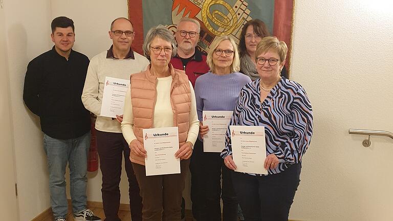 Bei der Generalversammlung fanden auch Ehrungen langjähriger Mitglieder statt. Auf dem Foto von links: Philipp Lurz (1. Vorsitzender), Andreas Chrenko (25 Jahre), Hanni Wirsing (25 Jahre), Hans Ziegler (60 Jahre), Felicitas Schüler-Böck (25 Jahre), Marliese Geier (25 Jahre), Barbara Fleischmann (25 Jahre).