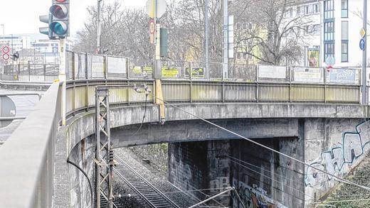 Eigentlich abbruchreif: Die Brücke der Rottendorfer Straße über die Bahnstrecke Richtung Heidingsfeld muss aber noch bis nach der Landesgartenschau im Jahr 2018 halten. Die Konstruktion, die schwer einzusehen ist, besteht aus einer älteren und einer neueren Brücke. Deshalb hoffen die städtischen Planer noch auf die Möglichkeit, den Straßenverkehr während der Bauzeit zumindest halbseitig aufrecht erhalten zu können.