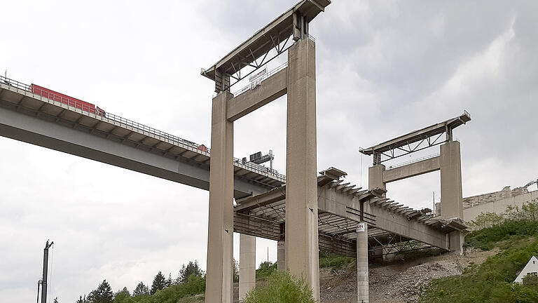 Diese Pfeiler der alten Heidingsfelder A 3-Talbrücke werden am kommenden Dienstag gesprengt. Auf halber Höhe des vorderen Pfeilerpaars sind schon die sogenannten Sprengmäuler zur Schwächung der Struktur zu erkennen. Dorrt wird eine zweite Ladung gezündet, um die Pfeiler zu falten.