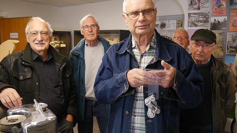 Luigi-Design im Kleinen Industriemuseum: Berndt Leiter (vorne) und die Mitglieder des AKI zeigen stolz ein Sachs-Kettenschaltwerk, das von Stardesigner Luigi Colani (1928 - 2019) entworfen worden ist.