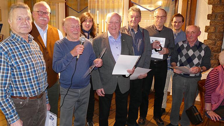 Jubilare und Vorstände beim TSV Forst mit (von links) Walter Schmitt, Gustel Schneider (erster Vorsitzender), Ottmar Schnepf, Denise Kamm (zweite Vorsitzende), Wolfgang von Wiedenbauer, Alfred Schmich, Walfried Hümpfer, Julian Wahler (dritter Vorsitzender) und Gerd Wohlfahrt.