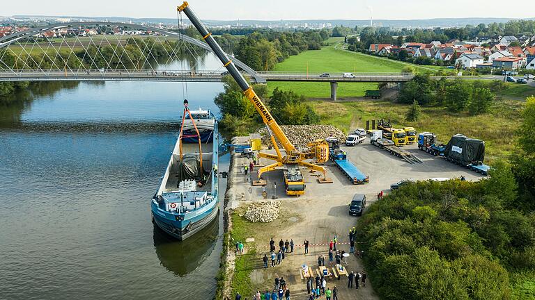 Vom Mainufer in Grafenrheinfeld wurden zwei Schaeffler-Schleifmaschinen mit einem 750 Tonnen Kran auf ein Binnenschiff geladen.