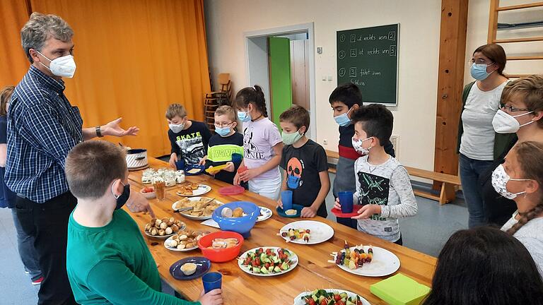 Das reichhaltige Buffet im Klassenzimmer. Das reichhaltige Buffet im Klassenzimmer.
