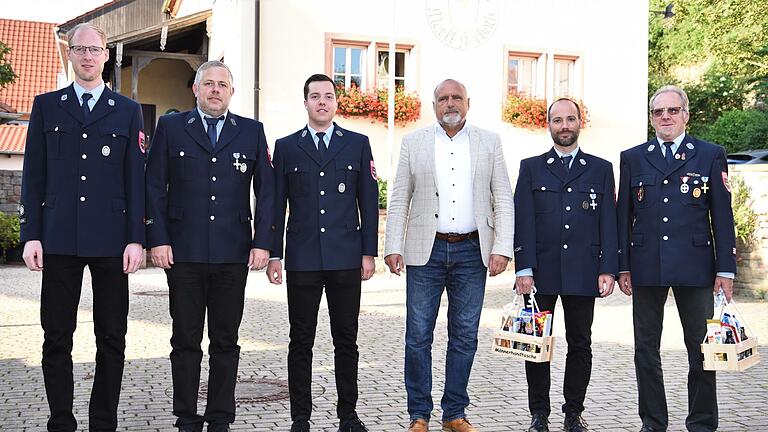 Bürgermeister Bertram Werrlein (Vierter von links) mit den neuen Feuerwehr-Kommandanten (von links) Martin Väth, Marcus Stegerwald und Cornelius Hoh sowie dem bisherigen Kommandanten Hans-Peter Blum und dem bisherigen Notkommandanten Arnold Herrmann.