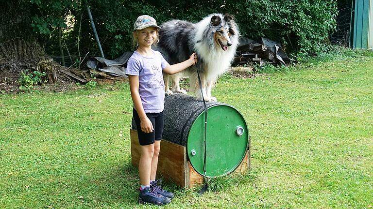 Die achtjährige Nina durchlief den Hindernisparcours gemeinsam mit einem Collie. Diese gelten als eine besonders kinderliebe Hunderasse.