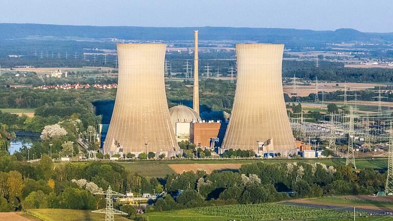 Drohnenaufnahme/ Luftaufnahme: Verspätete Sprengung AKW-Kühltürme. Die Kühltürme des AkW sind weg: So lief die Sprengung. Atomkraftwerk Grafenrheinfeld. Viele Zuschauer und Schaulustige sind vor Ort.