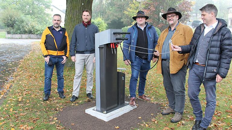 Das wird Fahrradfans freuen: Wann immer sie auf Radwegen im Gebiet der Streutalallianz unterwegs sind, können sie im Fall von Reparaturen an diesen Stationen selbst zur Hand greifen. Diese Aktion geht auf eine Anregung von Fladungens Bürgermeister Michael Schnupp (links) zurück. Das wird Fahrradfans freuen: Wann immer sie auf Radwegen im Gebiet der Streutalallianz unterwegs sind, können sie im Fall von Reparaturen an diesen Stationen selbst zur Hand greifen. Diese Aktion geht auf eine Anregung von Fladungens Bürgermeister Michael Schnupp (links) zurück.