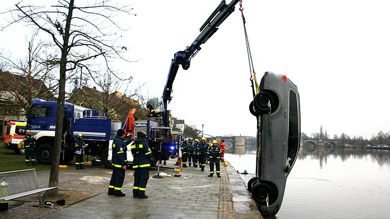 Herausgefischt: Feuerwehr, THW und Wasserwacht sind gemeinsam ein optimales Berge-Team. Hier haben sie den im Main versunkenen Passat bereits am Haken. Herausgefischt: Feuerwehr, THW und Wasserwacht sind gemeinsam ein optimales Berge-Team. Hier haben sie den im Main versunkenen Passat bereits am Haken.