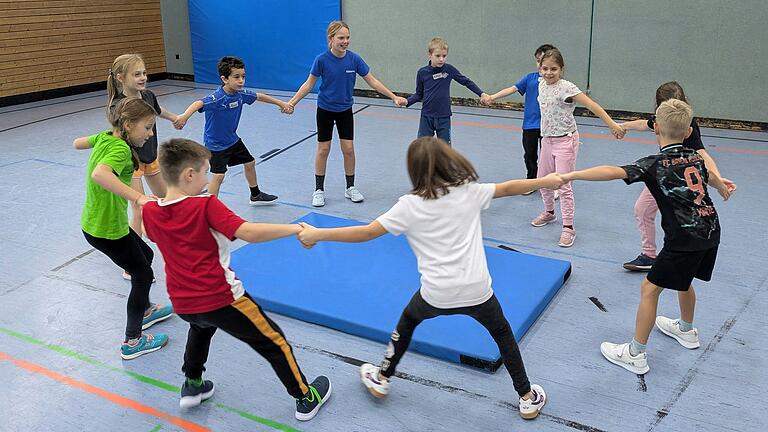 In Spielen entdecken die Kinder ihre eigene und fremde Kraft. In Spielen entdecken die Kinder ihre eigene und fremde Kraft.