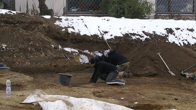 Spuren im Erdreich: Bei nasskaltem Wetter sicherten Archäologen in den Wintermonaten von 2009 auf 2010 im Hof der Vogtei die Reste der frühesten Besiedelung Gerolzhofens.