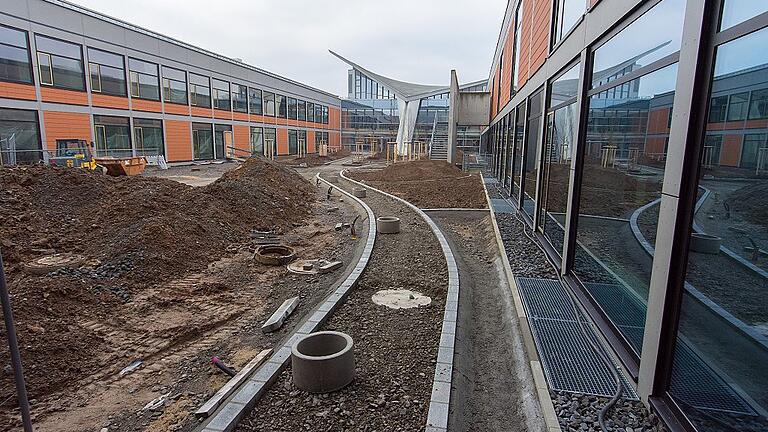 Der Freistaat investiert kräftig in die Fachhochschule. In der Kaserne entsteht ein Neubau. An der Ignaz-Schön-Straße (Bild) wird saniert. Der Freistaat investiert kräftig in die Fachhochschule. In der Kaserne entsteht ein Neubau. An der Ignaz-Schön-Straße (Bild) wird saniert.