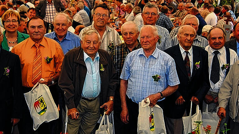 Auf vier Jahrzehnte währende Tätigkeit als Feldgeschworene blickten diese Männer zusammen mit den Honoratioren in Kleinsteinach zurück.