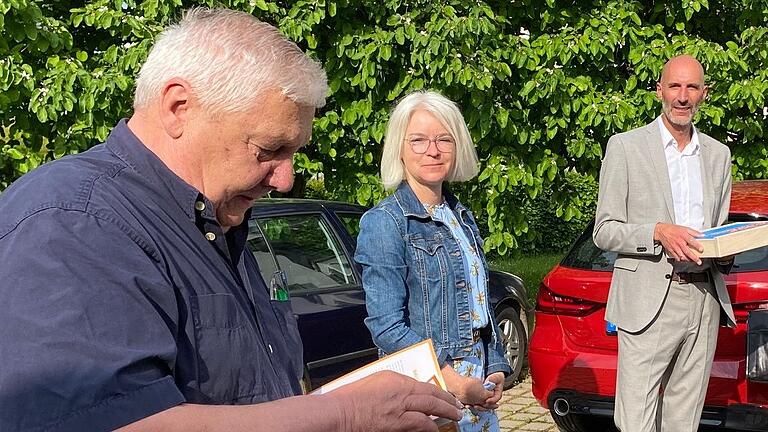 Kreishandwerksmeister Bruno Werner (links) mit Schulrätin Inga Palma und Schulamtsleiter Karl-Heinz Deublein