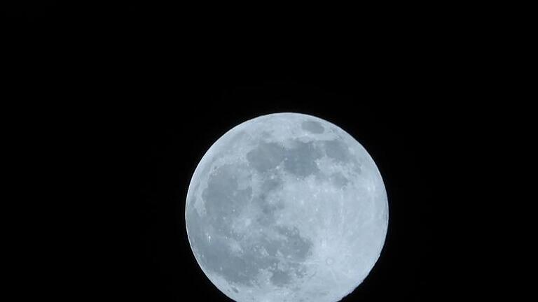 Der erste Vollmond des Jahres. Ein Teil einer SpaceX-Rakete könnte laut US-Raumfahrtbehörde Nasa Anfang März mit dem Himmelskörper zusammenstoßen. Foto: Thomas Lindemann/TNN/dpa       -  Um Mond-Bilder des Samsung Galaxy S23 Ultra hat sich eine heftige Internet-Diskussion entsponnen.